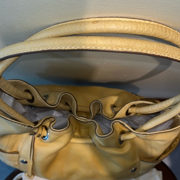 Fossil   Shoulder / Bucket bag   Leather yellowish tan  Drawstring  Side pockets - Picture 12 of 17